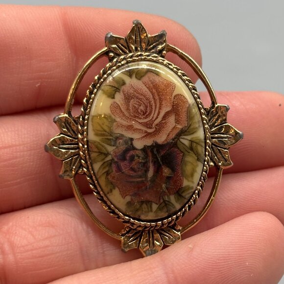 Vintage Coventry Gold Tone Floral/Rose Cameo Brooch/Pendant - Picture 2 of 4